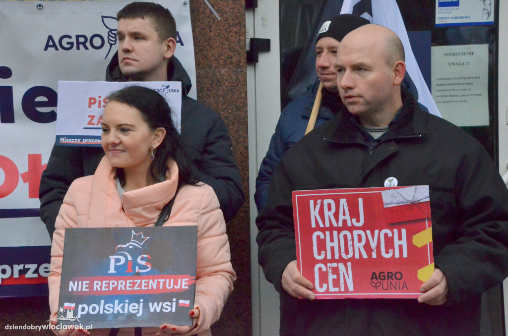 Protest Agrounii przed biurem Gembickiej