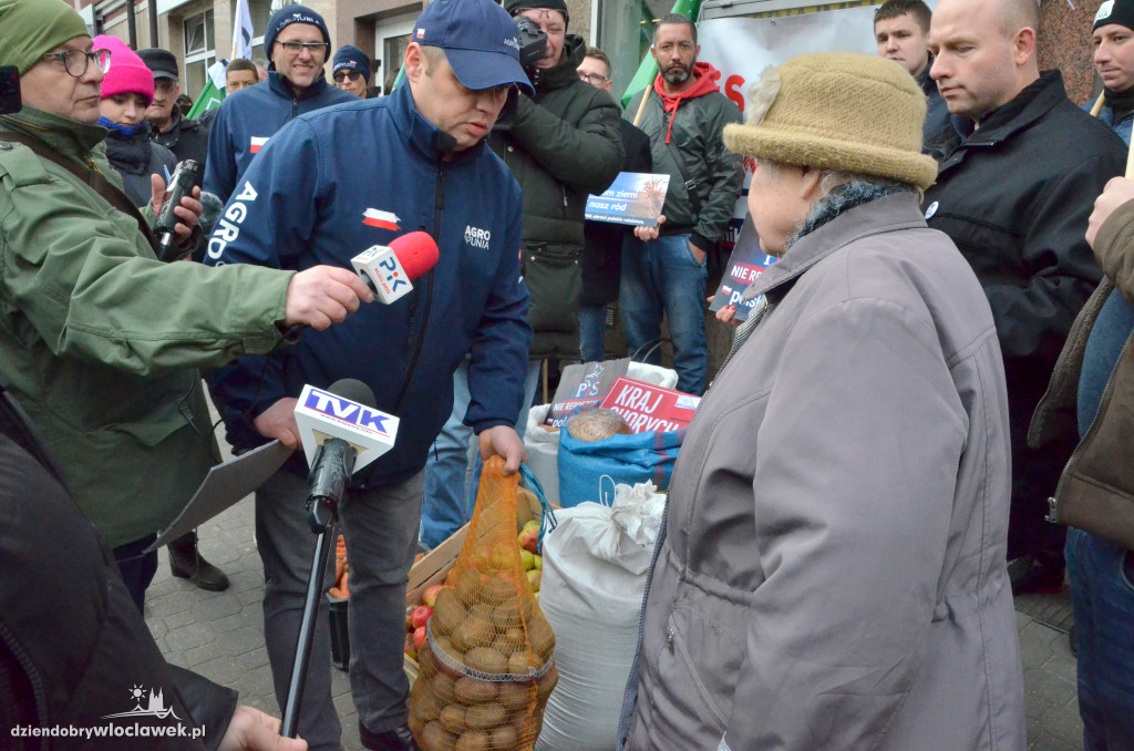 Protest Agrounii przed biurem Gembickiej