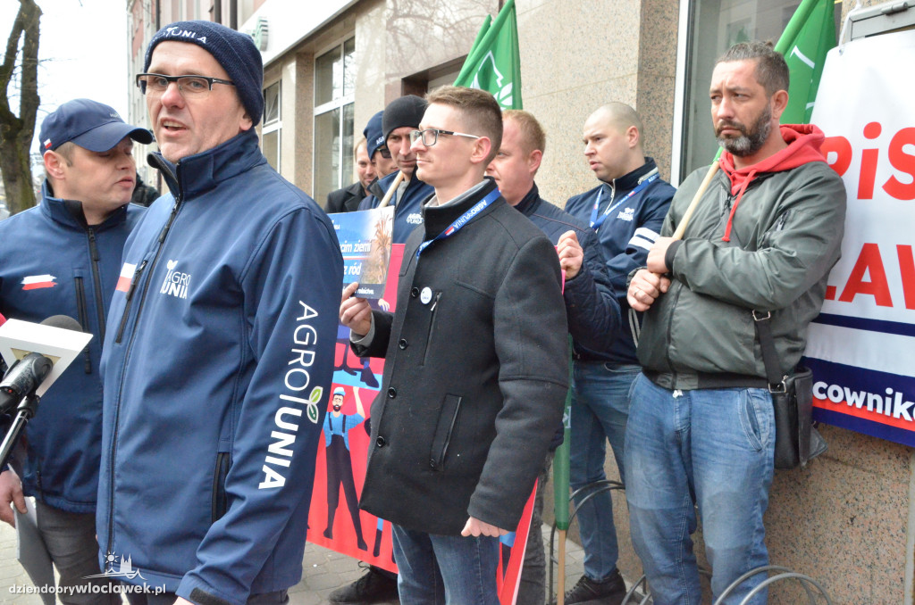 Protest Agrounii przed biurem Gembickiej