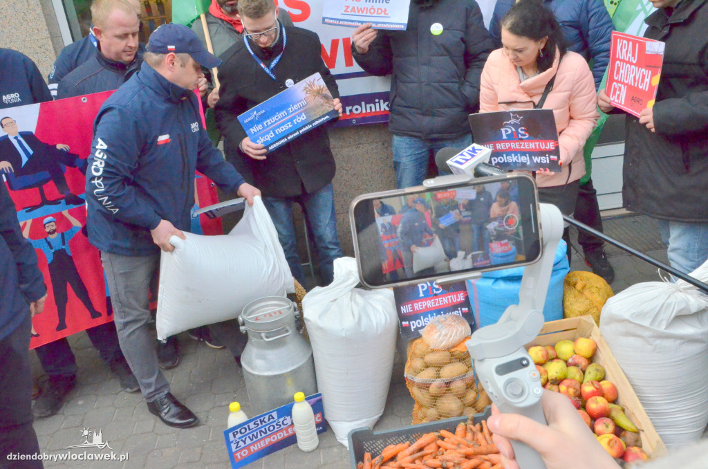 Protest Agrounii przed biurem Gembickiej
