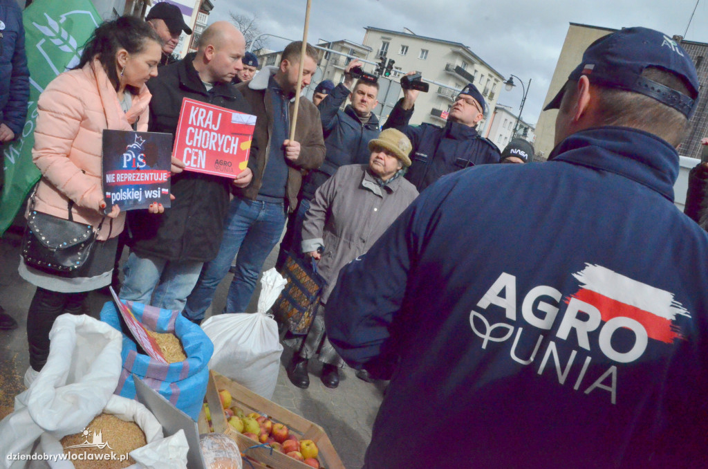Protest Agrounii przed biurem Gembickiej