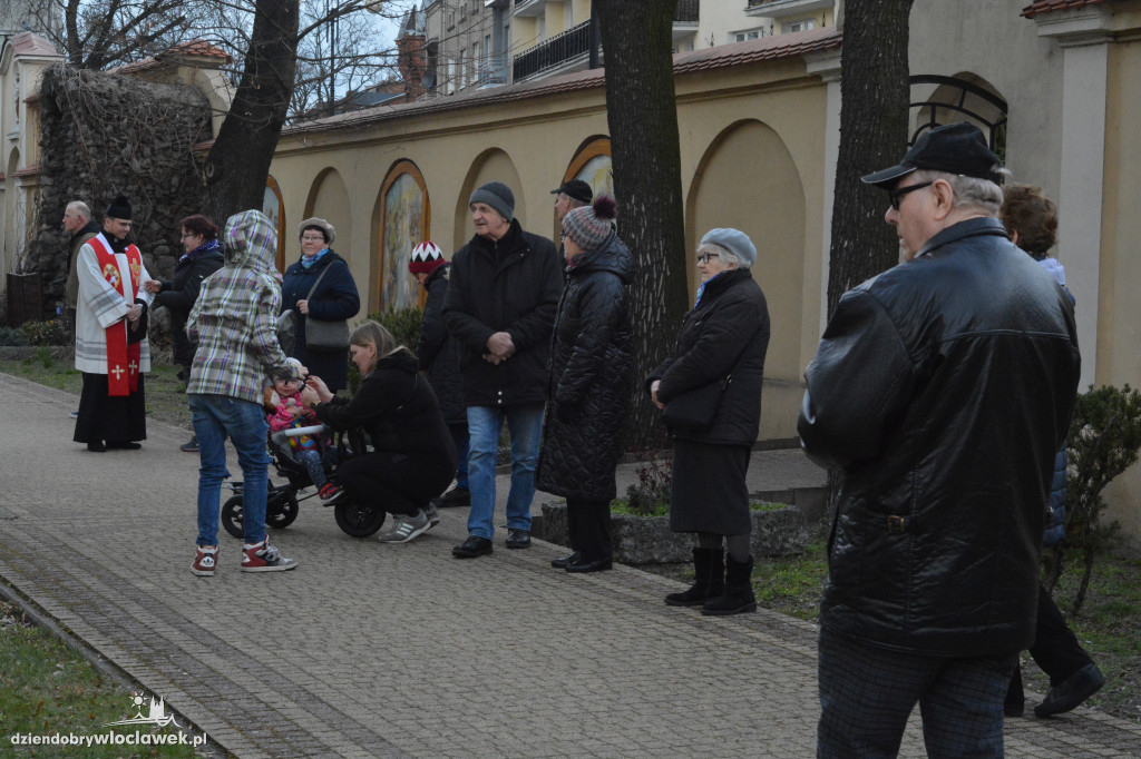 Droga Krzyżowa z klasztoru do katedry