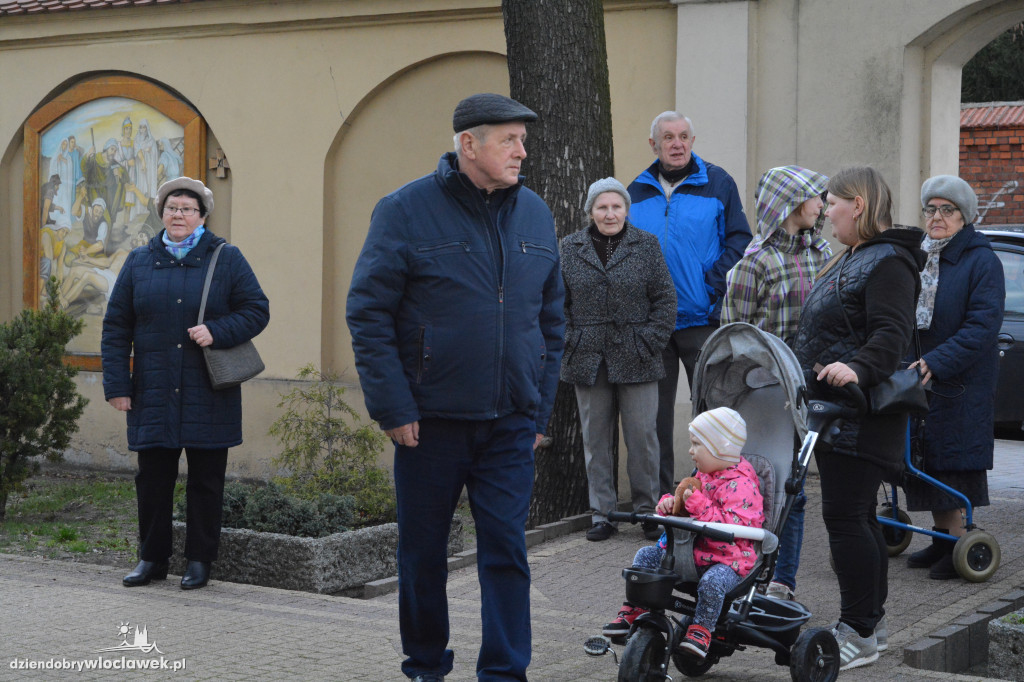 Droga Krzyżowa z klasztoru do katedry