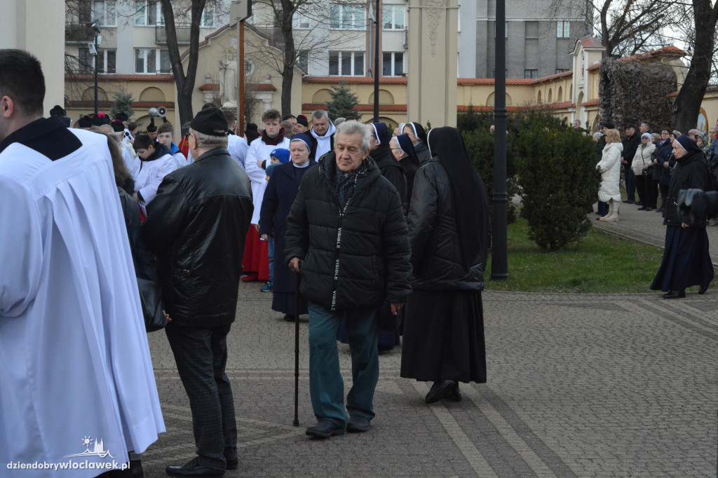 Droga Krzyżowa z klasztoru do katedry