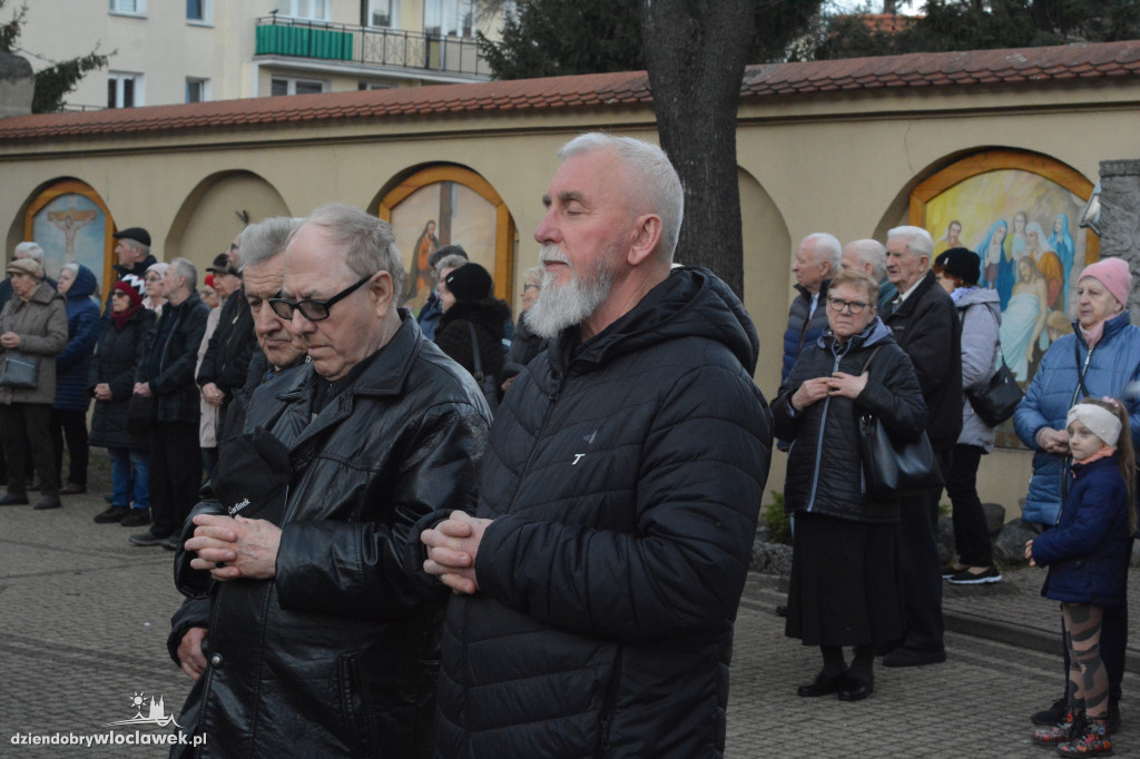 Droga Krzyżowa z klasztoru do katedry