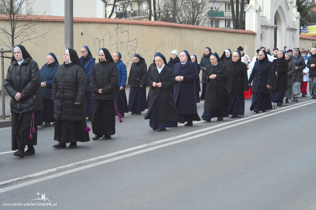 Droga Krzyżowa z klasztoru do katedry