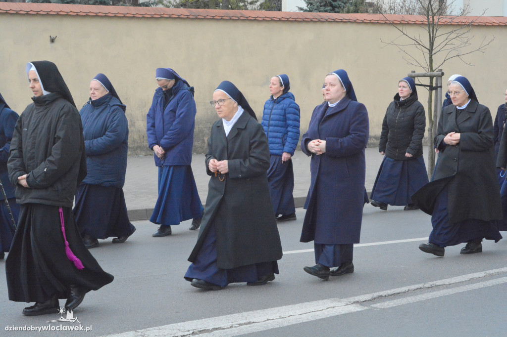 Droga Krzyżowa z klasztoru do katedry