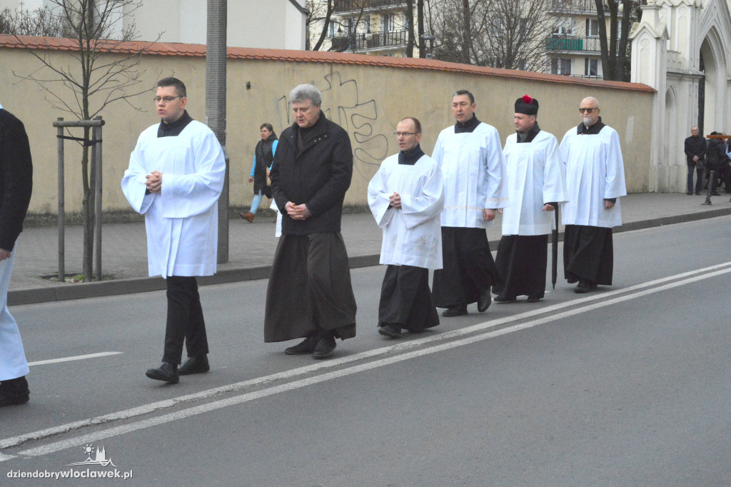 Droga Krzyżowa z klasztoru do katedry