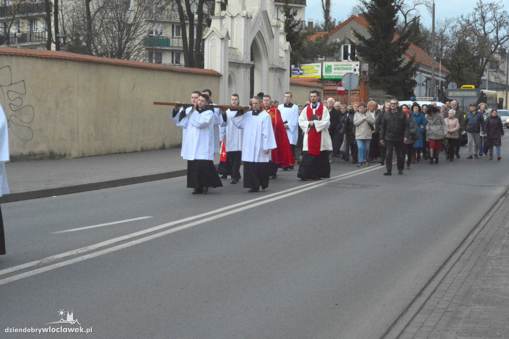 Droga Krzyżowa z klasztoru do katedry