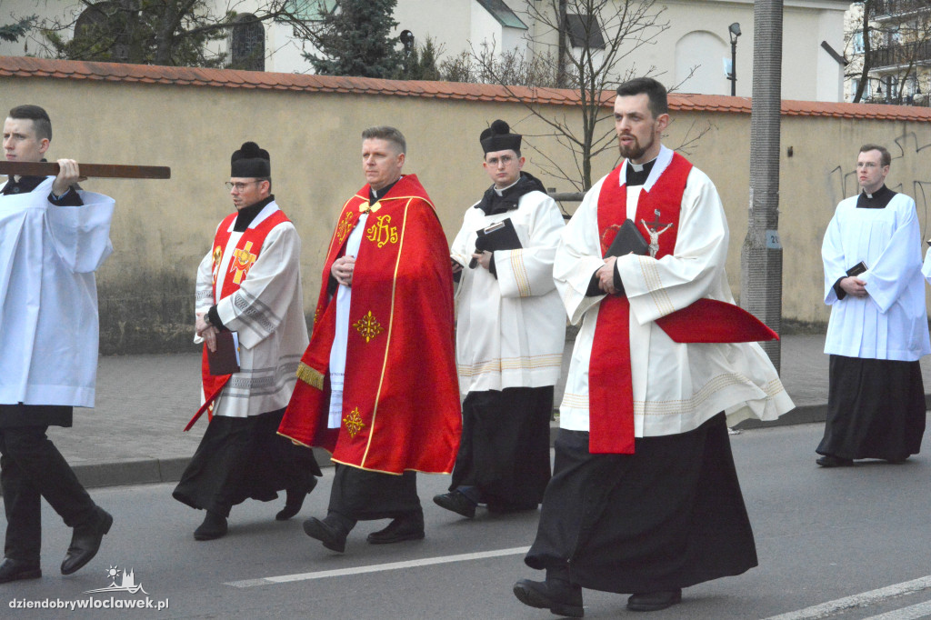 Droga Krzyżowa z klasztoru do katedry
