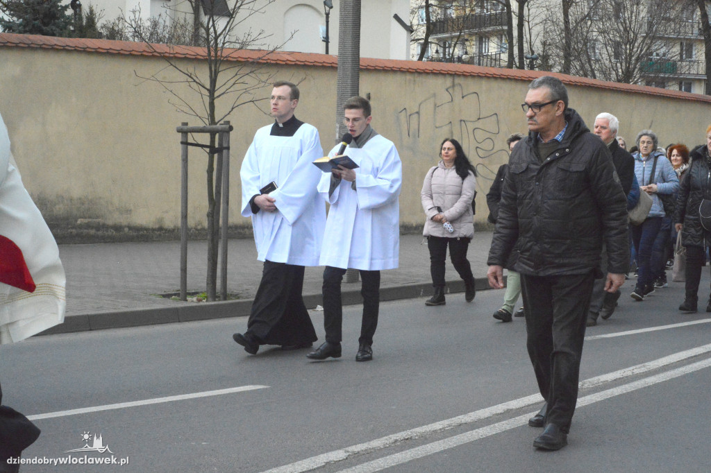 Droga Krzyżowa z klasztoru do katedry