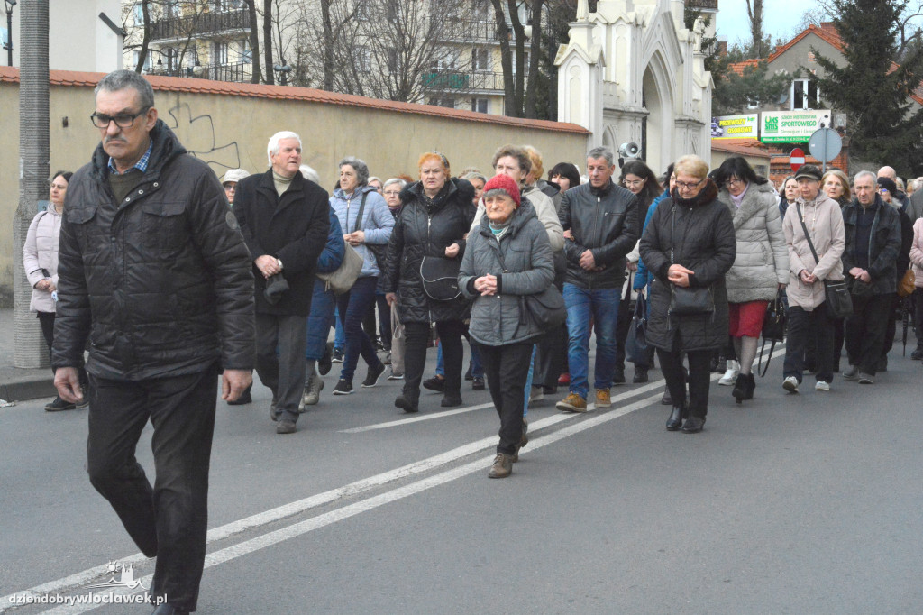 Droga Krzyżowa z klasztoru do katedry
