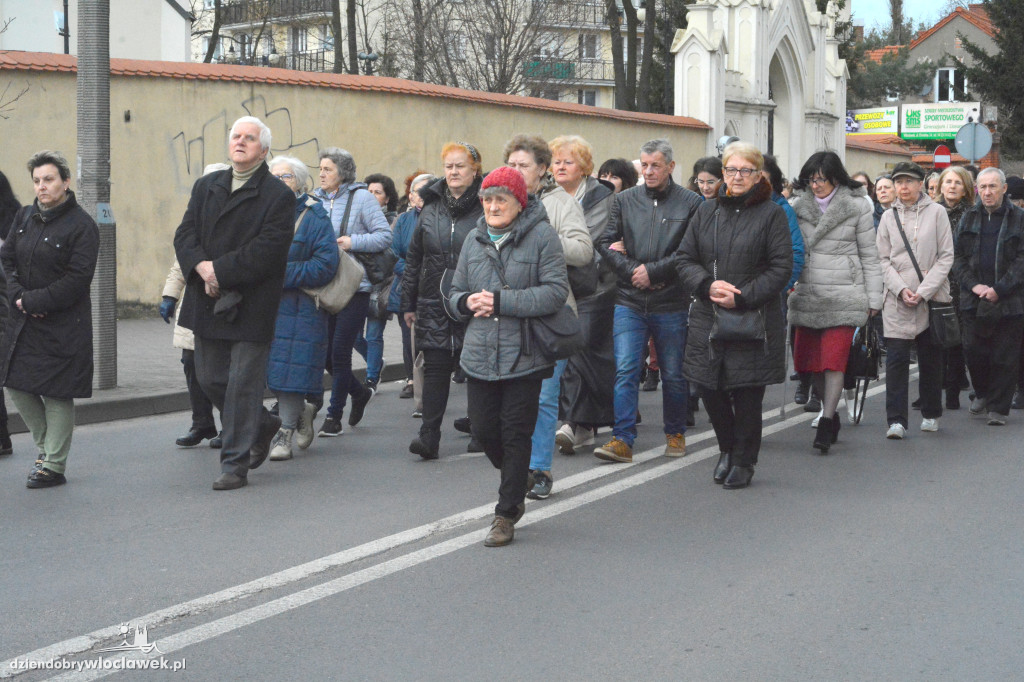 Droga Krzyżowa z klasztoru do katedry
