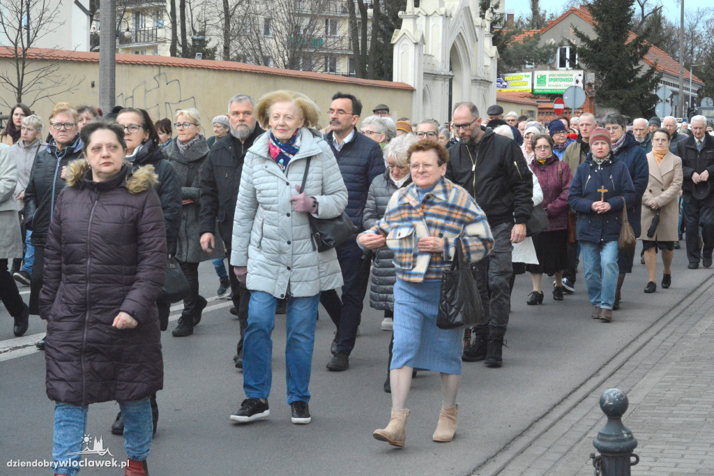 Droga Krzyżowa z klasztoru do katedry