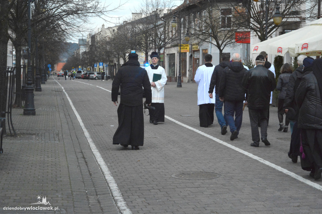 Droga Krzyżowa z klasztoru do katedry