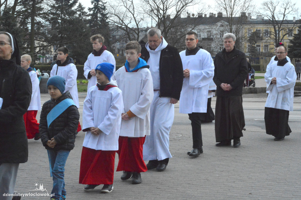 Droga Krzyżowa z klasztoru do katedry