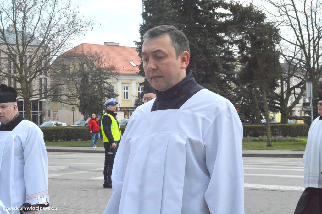 Droga Krzyżowa z klasztoru do katedry