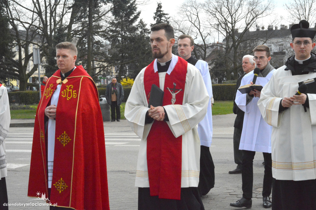 Droga Krzyżowa z klasztoru do katedry