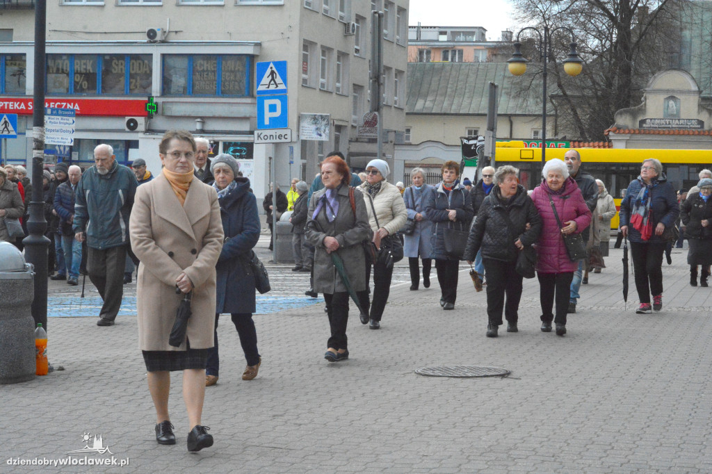 Droga Krzyżowa z klasztoru do katedry