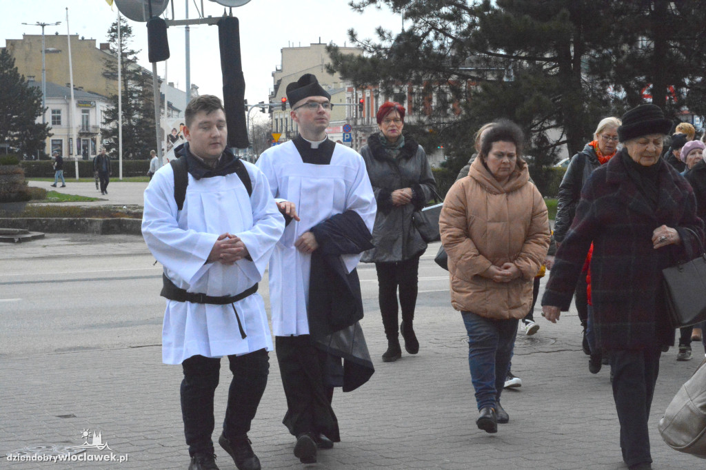 Droga Krzyżowa z klasztoru do katedry