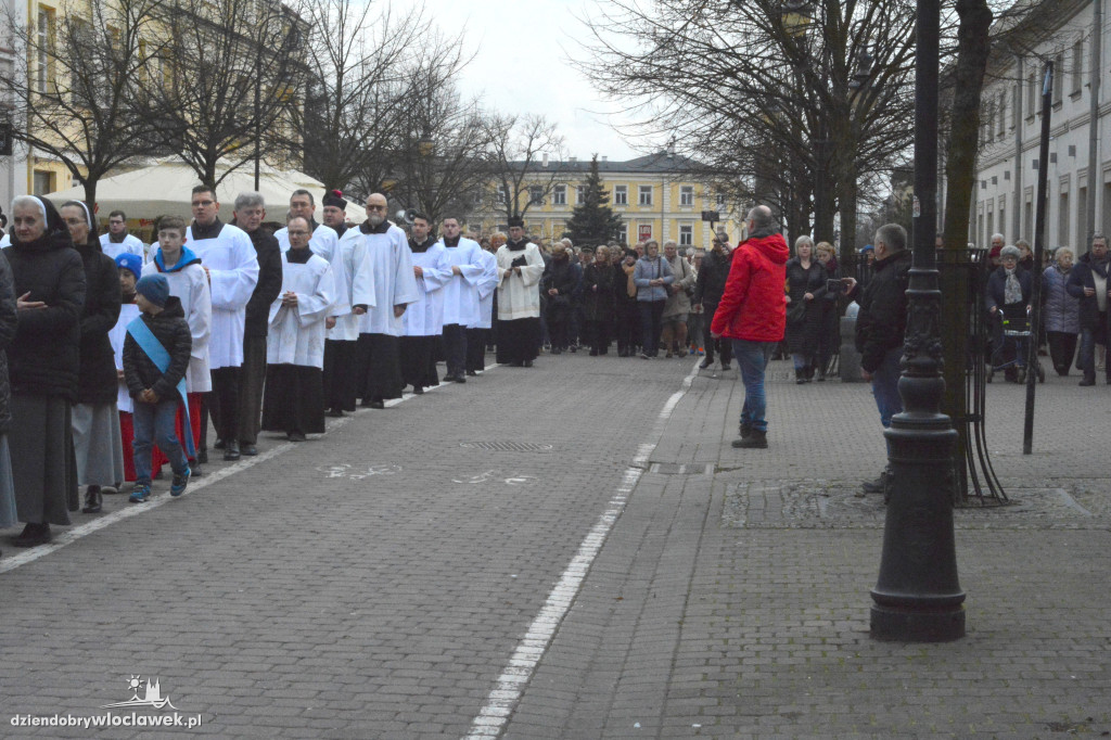 Droga Krzyżowa z klasztoru do katedry