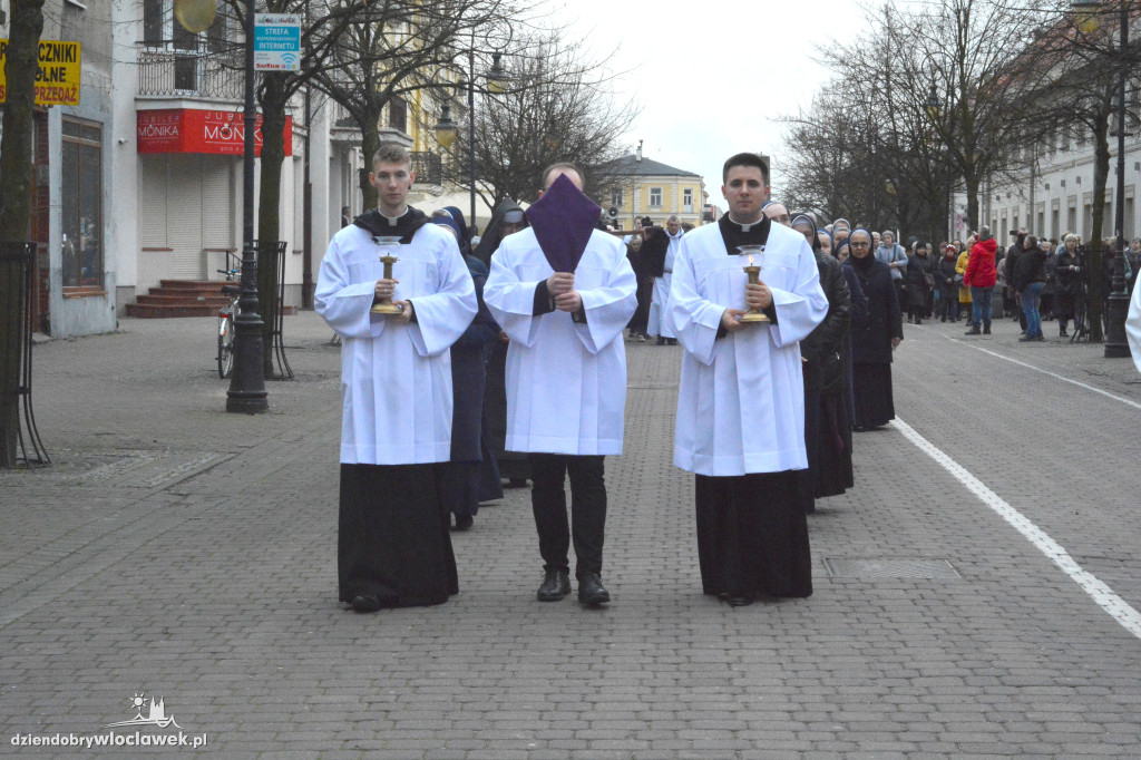 Droga Krzyżowa z klasztoru do katedry