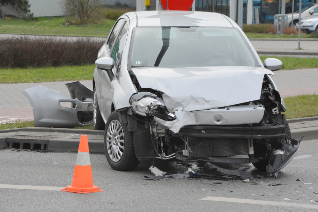 Wypadek? Fiat zderzył się z BMW