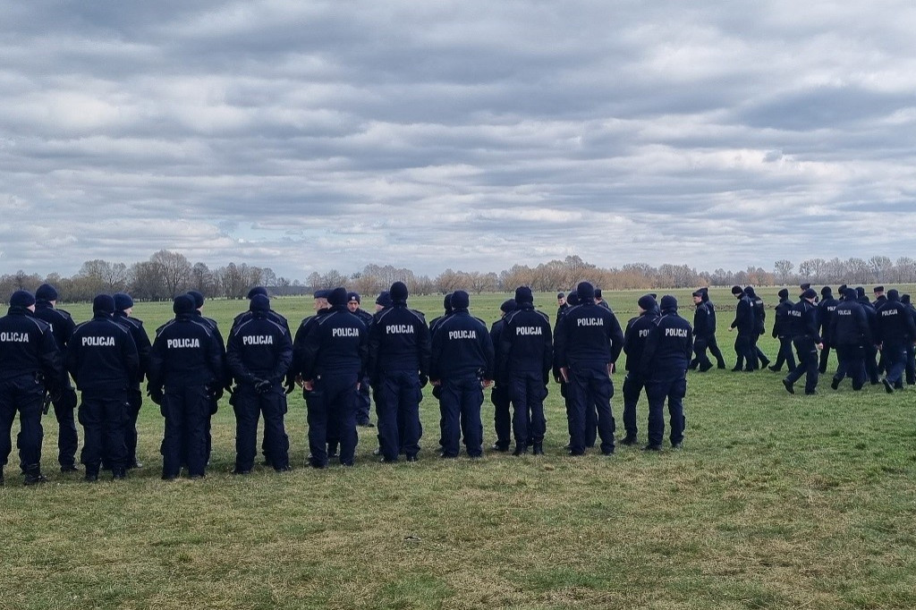 Blisko setka policjantów na lotnisku Kruszyn