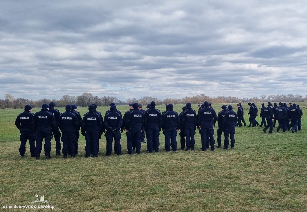 Blisko setka policjantów na lotnisku Kruszyn