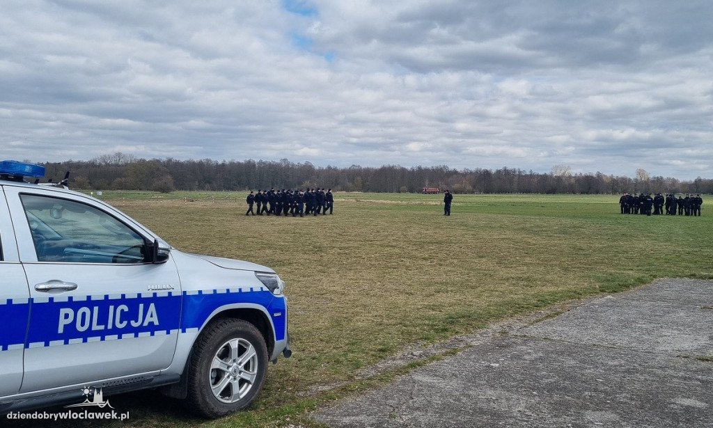 Blisko setka policjantów na lotnisku Kruszyn