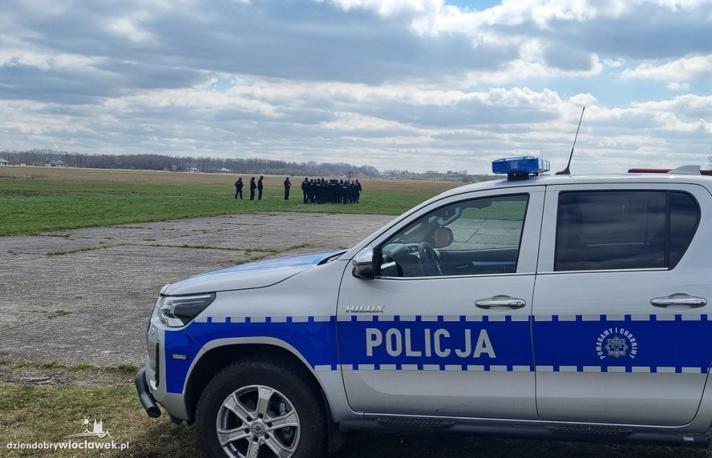 Blisko setka policjantów na lotnisku Kruszyn