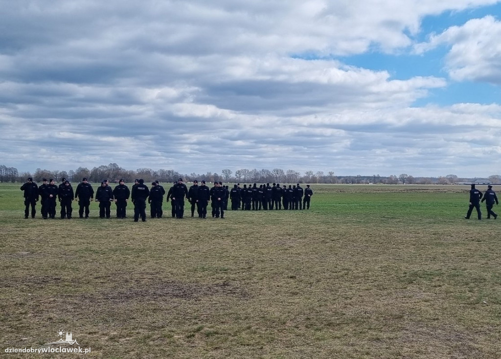 Blisko setka policjantów na lotnisku Kruszyn