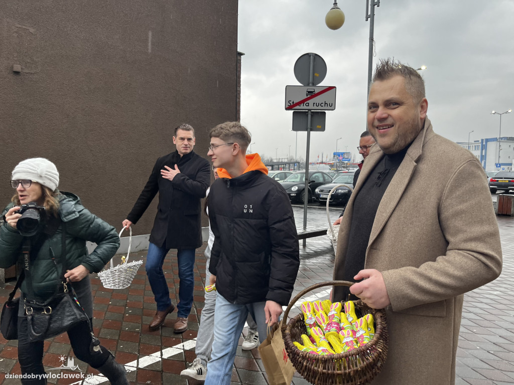 Radni PO rozdawali zające wielkanocne