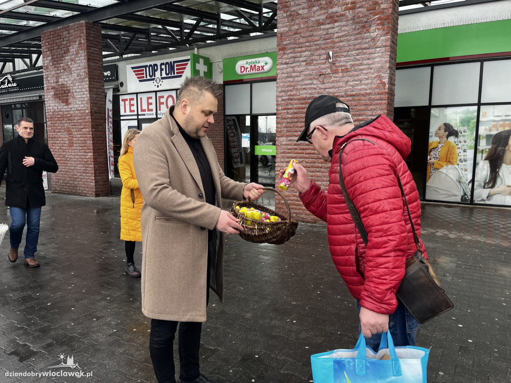 Radni PO rozdawali zające wielkanocne