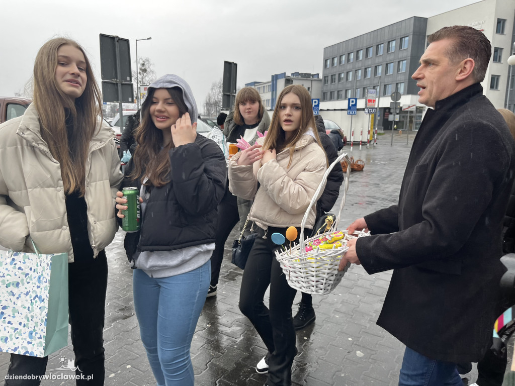 Radni PO rozdawali zające wielkanocne