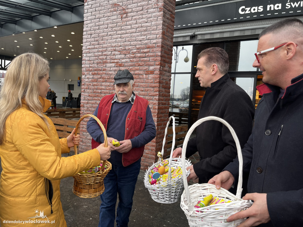 Radni PO rozdawali zające wielkanocne