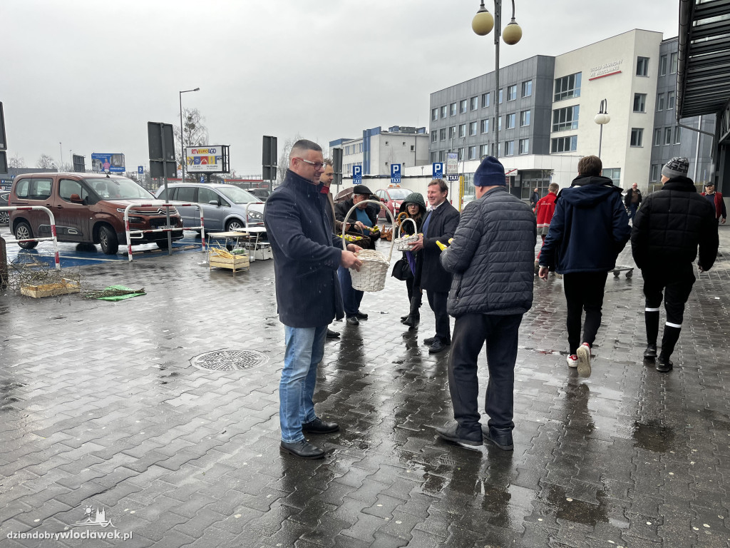 Radni PO rozdawali zające wielkanocne