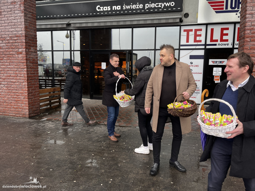 Radni PO rozdawali zające wielkanocne