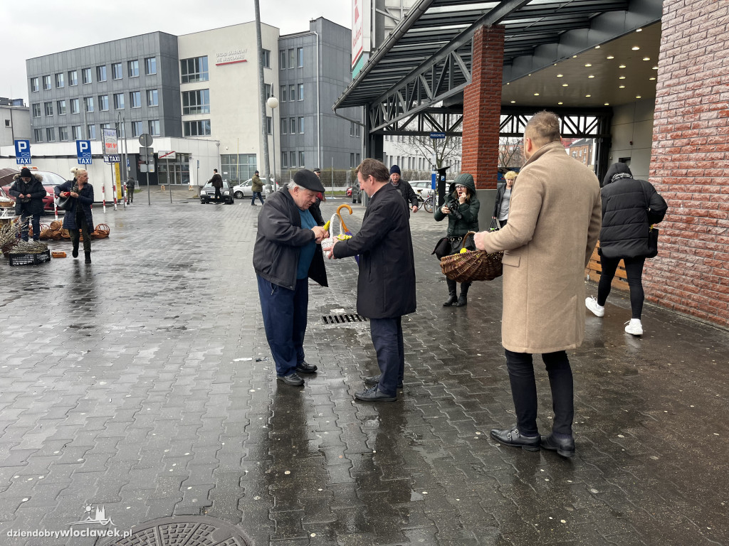 Radni PO rozdawali zające wielkanocne
