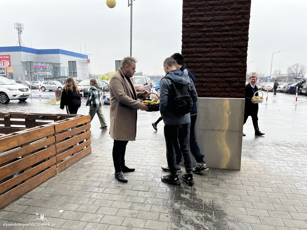 Radni PO rozdawali zające wielkanocne