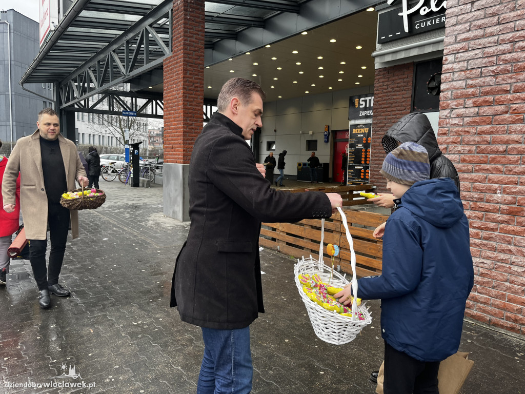 Radni PO rozdawali zające wielkanocne