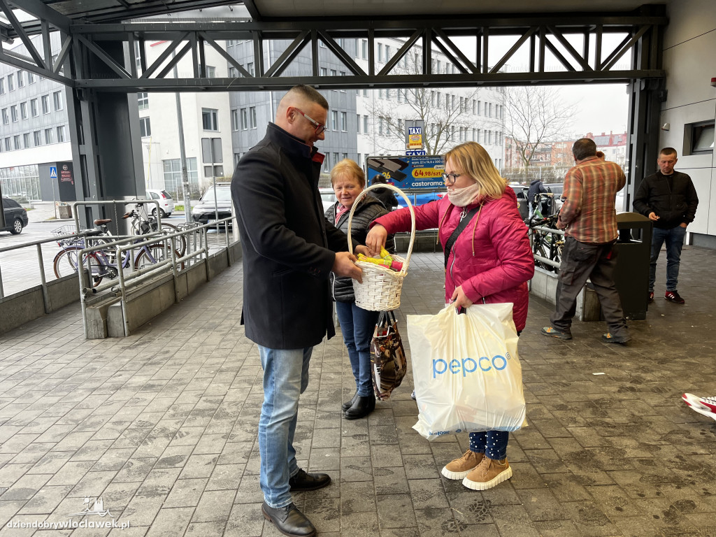 Radni PO rozdawali zające wielkanocne