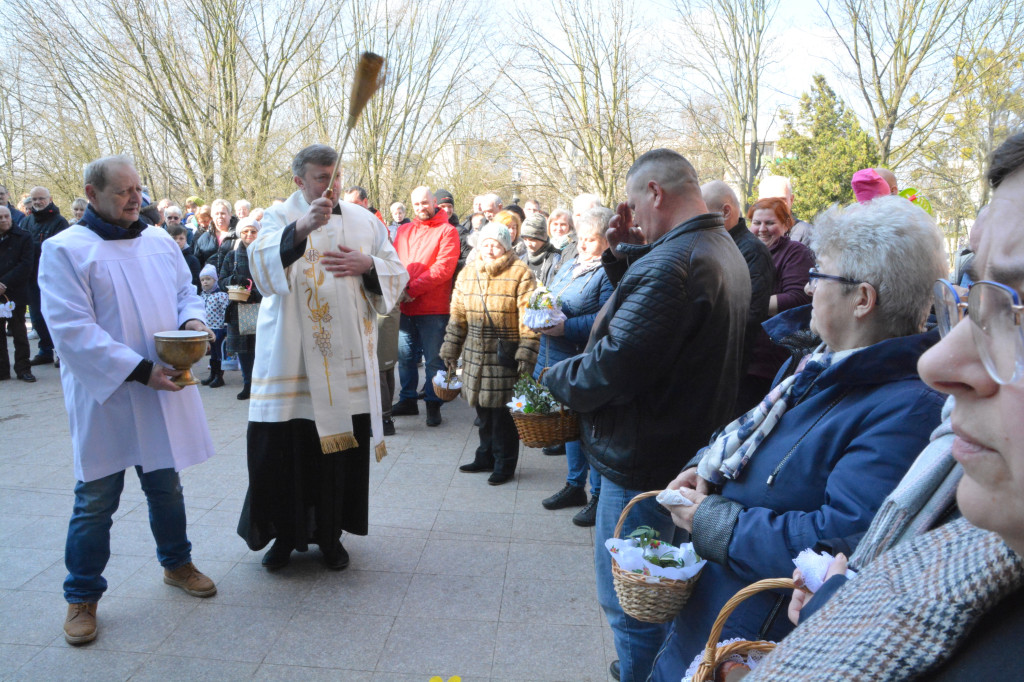 Święcenie pokarmów w parafii w Parku Łokietka