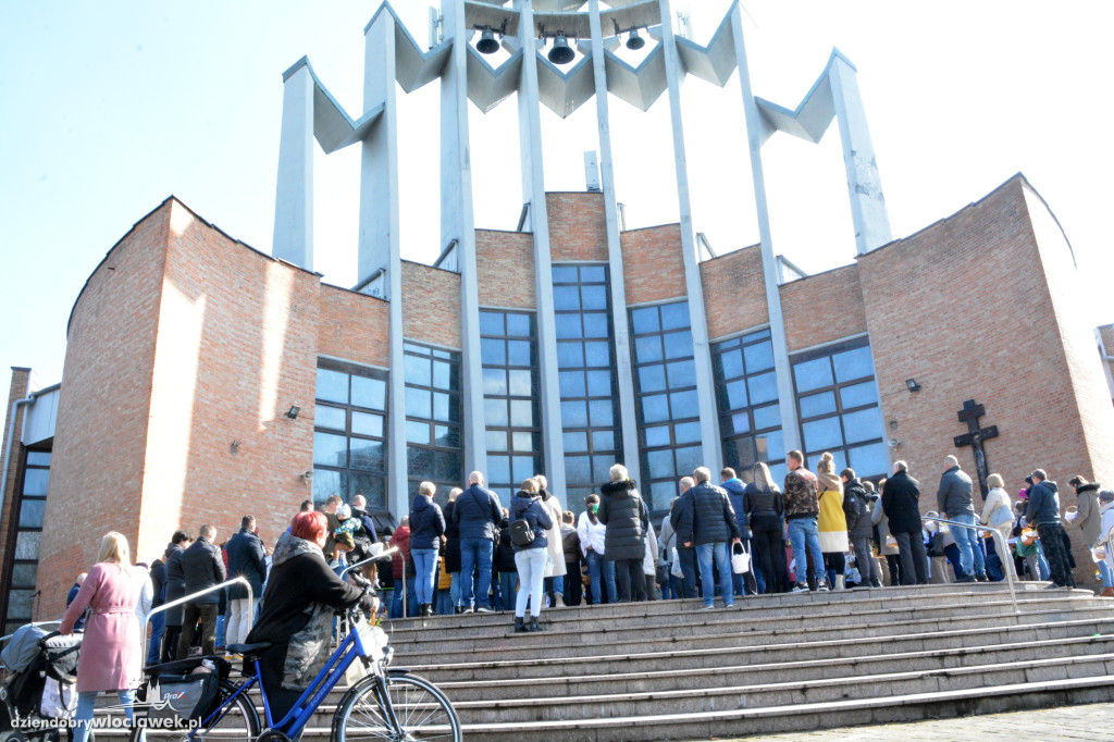 Święcenie pokarmów w parafii w Parku Łokietka