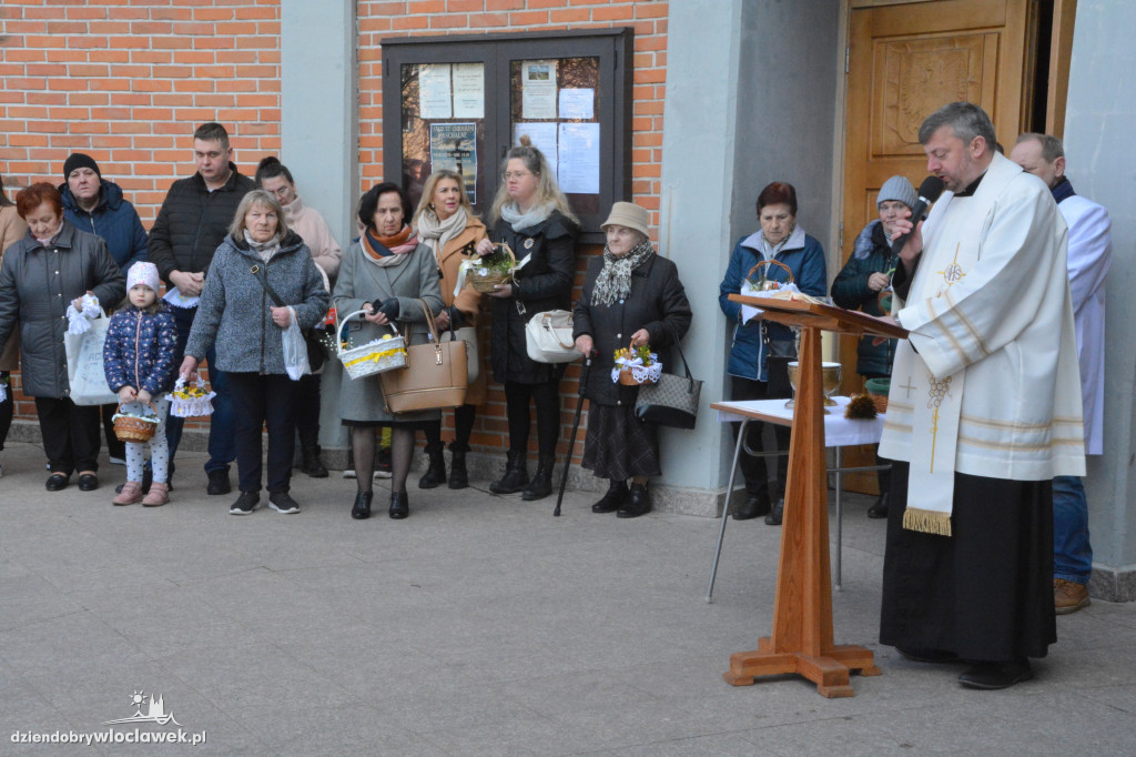 Święcenie pokarmów w parafii w Parku Łokietka