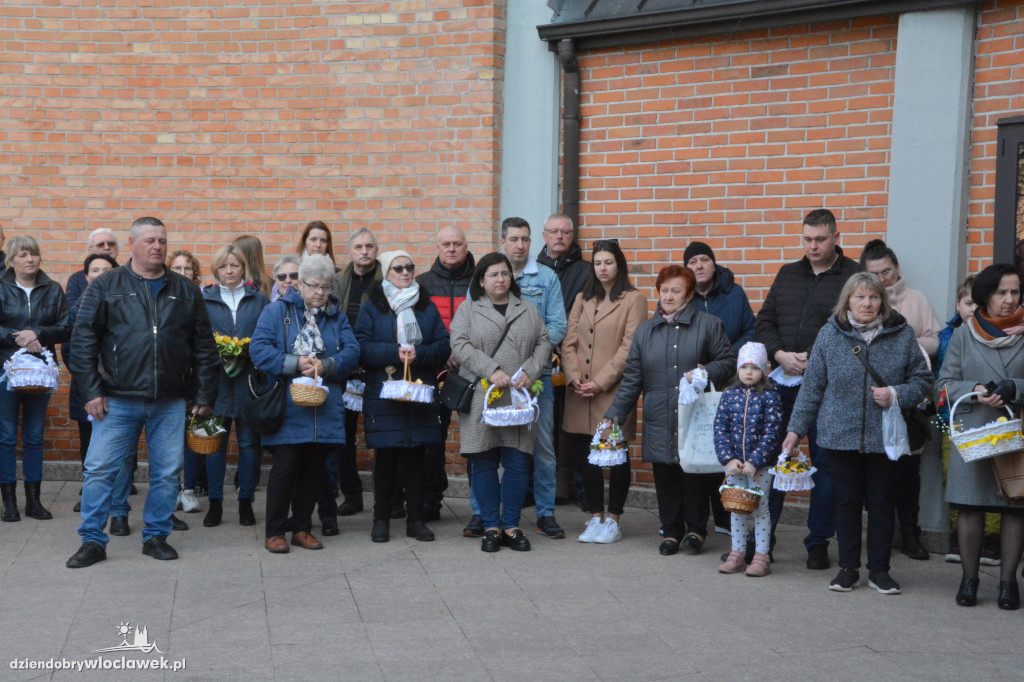 Święcenie pokarmów w parafii w Parku Łokietka