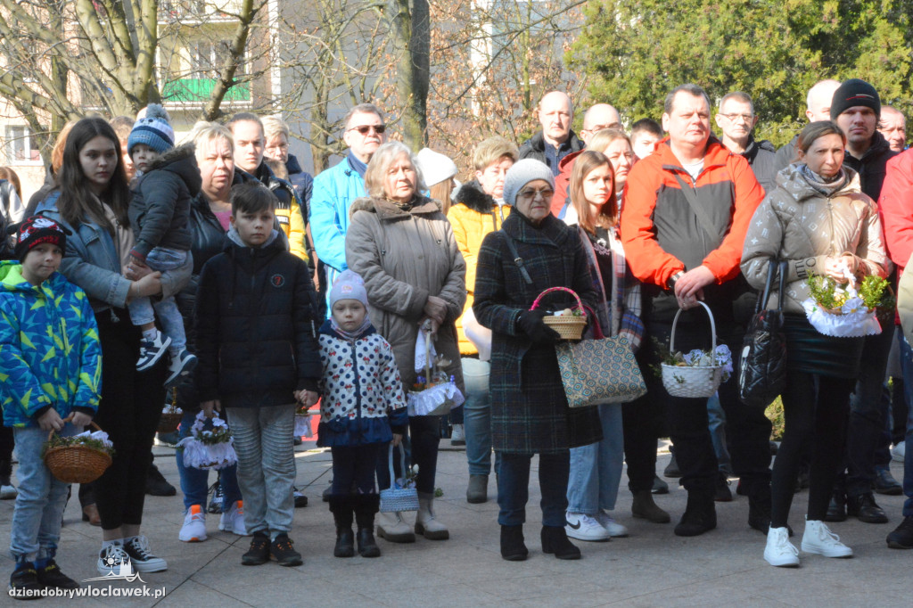 Święcenie pokarmów w parafii w Parku Łokietka