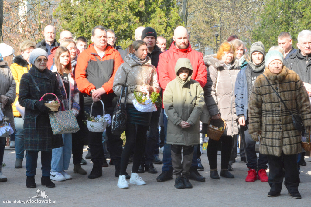 Święcenie pokarmów w parafii w Parku Łokietka