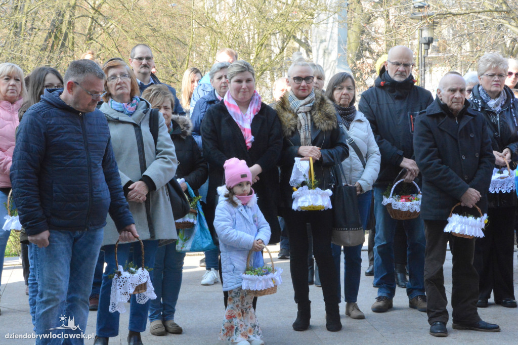 Święcenie pokarmów w parafii w Parku Łokietka