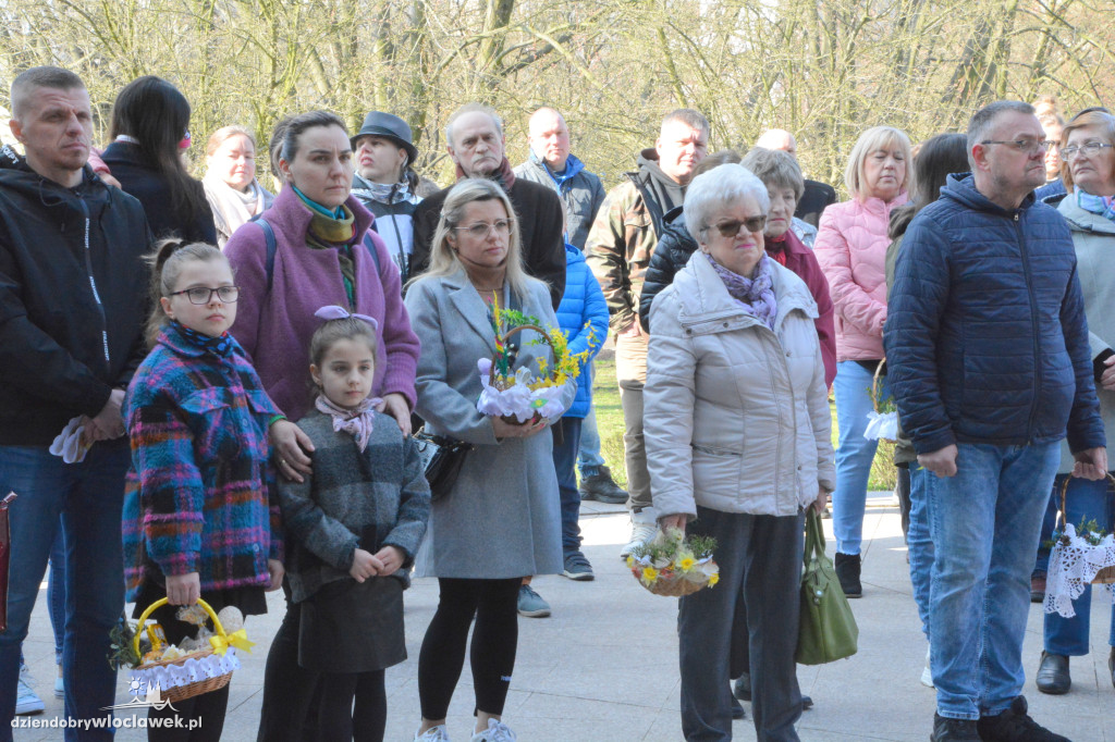 Święcenie pokarmów w parafii w Parku Łokietka
